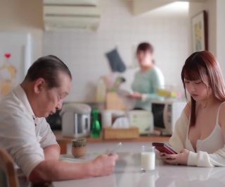 Bố dượng thèm đụ cô con gái vú bự