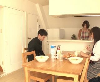 Bố dượng vui vẻ cùng hai đứa con gái