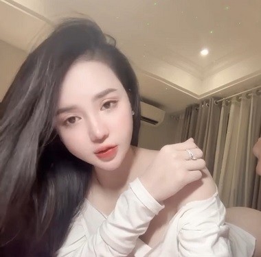 Chu Thúy Quỳnh trông thân thiện và hấp dẫn