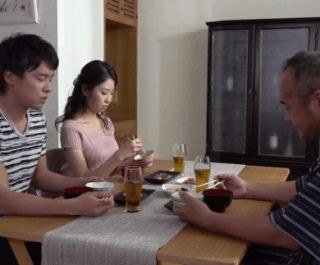 Con dâu bị bố chồng địt ngay tại nhà