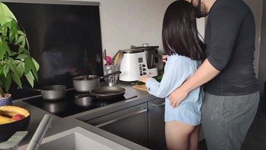 Đụ em xinh đang nấu ăn