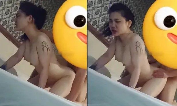 Em hàng sướng nên nhăn mặt