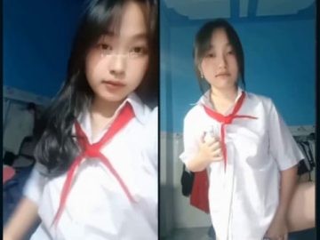 Em học sinh mới lớn nứng lồn