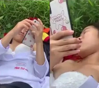 Hai em học sinh đụ ngoài sân trường