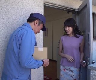 Vợ nứng đụ với anh giao hàng